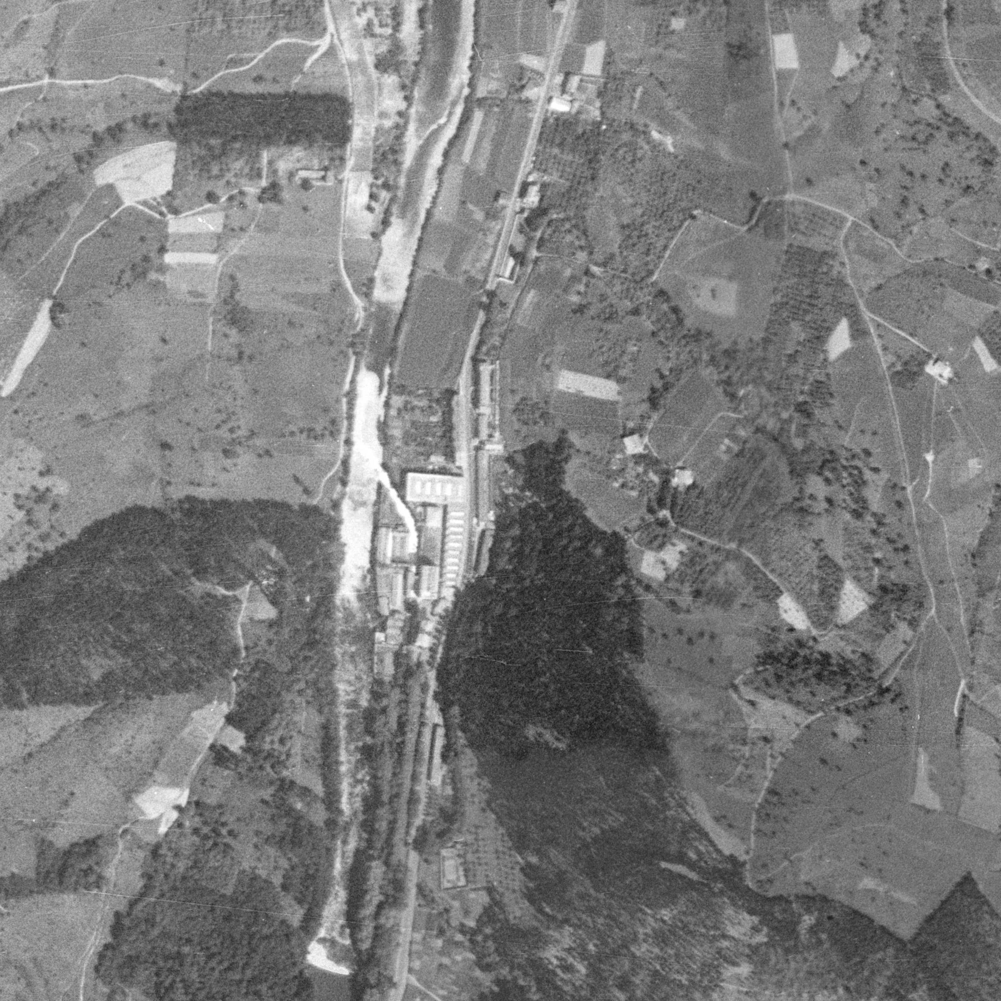 Vista aérea de Oria, con el río, la carretera y los edificios de la fábrica