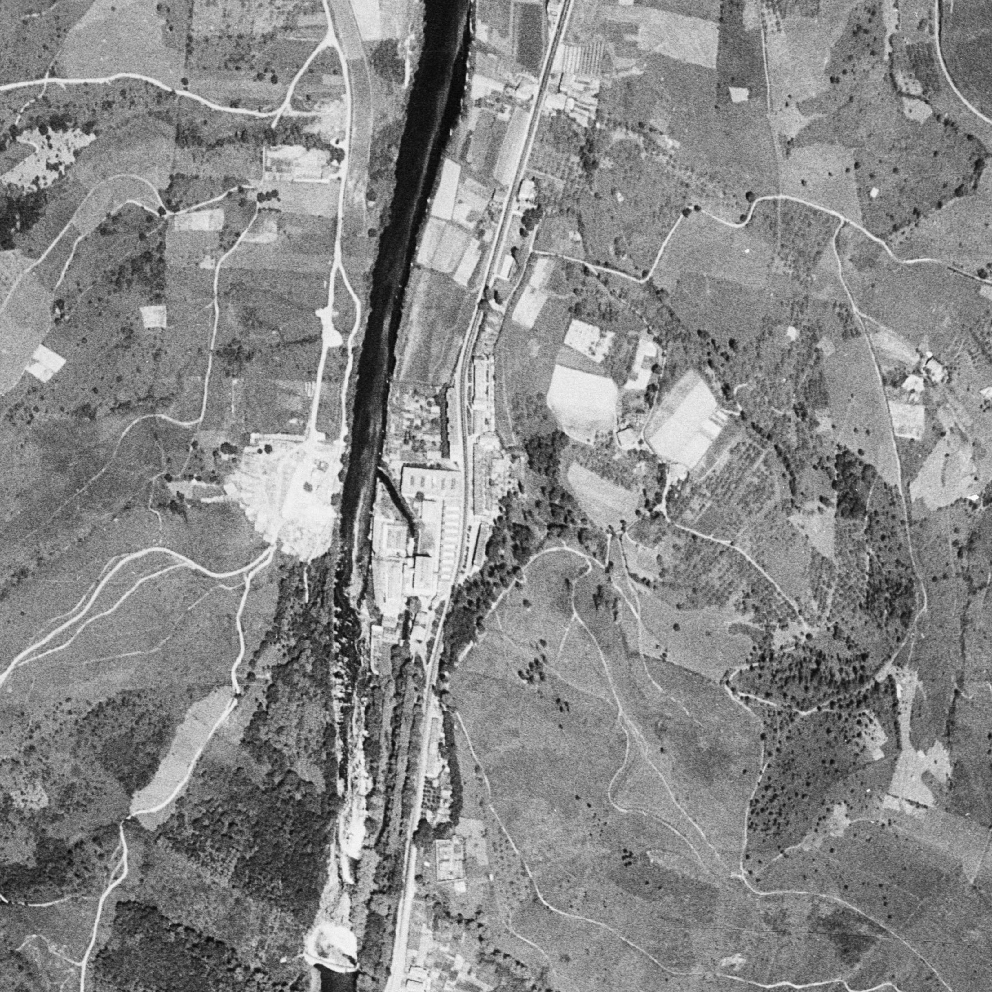 Vista aérea del recinto industrial de Oria junto al río
