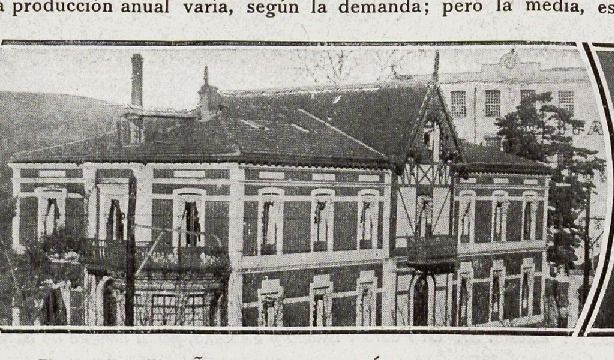 Reproducción impresa del chalet Brunet, con el hastial de madera y la fábrica al fondo